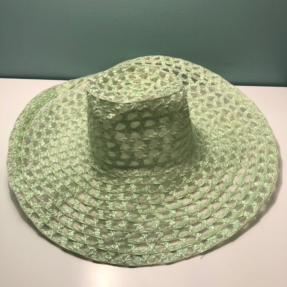 ⭐️FREE WITH PURCHASE⭐️ 
Straw/Mesh Floppy Hat